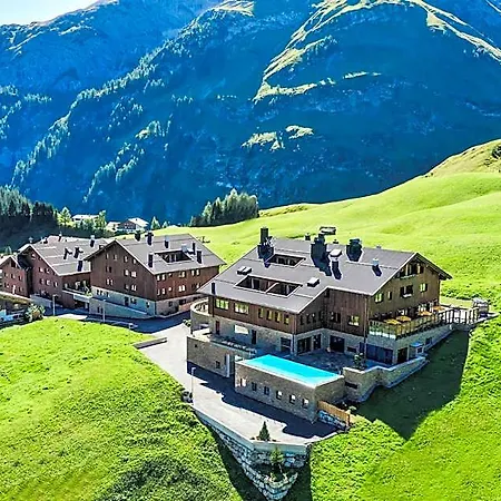 מלון Alpenparks & Arlberg Warth Mit Pool 4*