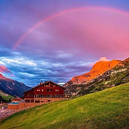 מלון Alpenparks & Arlberg Warth Mit Pool 4*