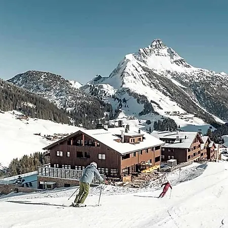 מלון Alpenparks & Arlberg Warth Mit Pool